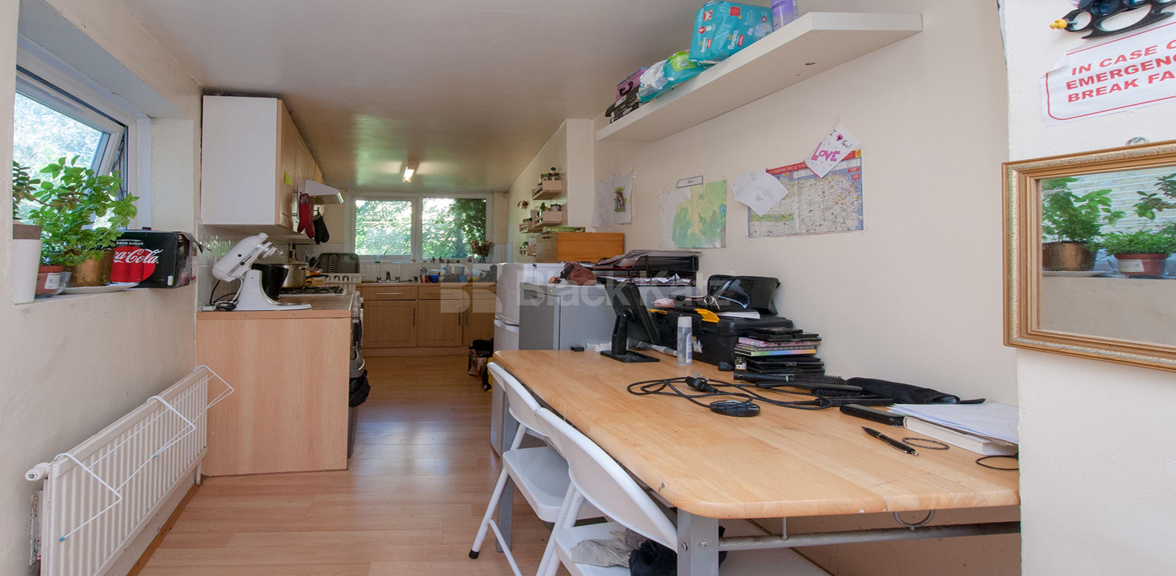 			1 Bedroom, 1 bath, 1 reception Flat			 Stamford Hill, Stoke Newington N16